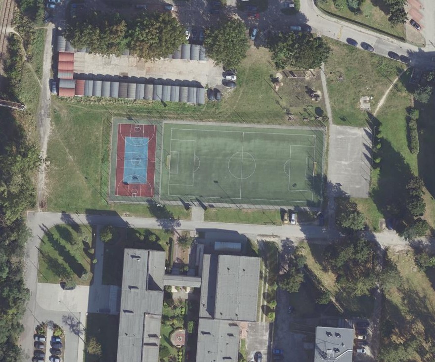 Mapa przedstawiająca rzut z góry na boiska sportowe oraz okoliczne budynki